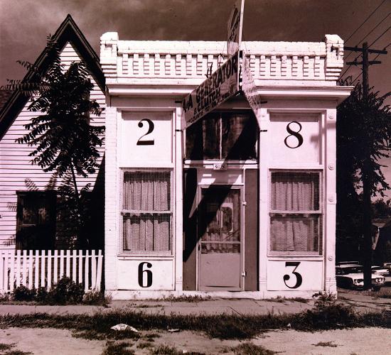 Walker Evans: Facade of House with Large Numbers, Denver, Colorado, 1967 Uit: Walker Evans. Decade by Decade (Hatje Cantz, 2010)